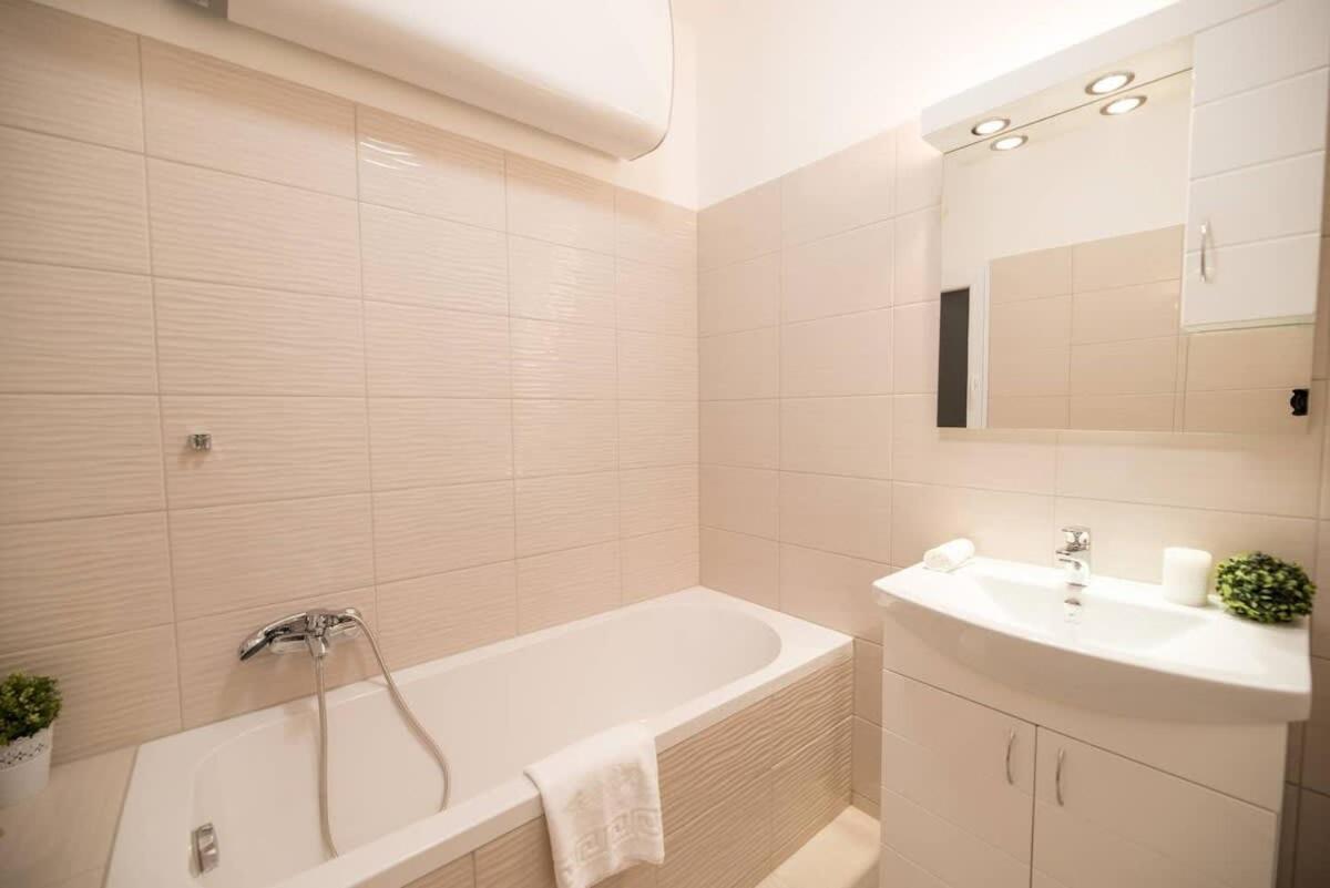 Trendy Central Apartment At Castle บูดาเปสต์ ภายนอก รูปภาพ